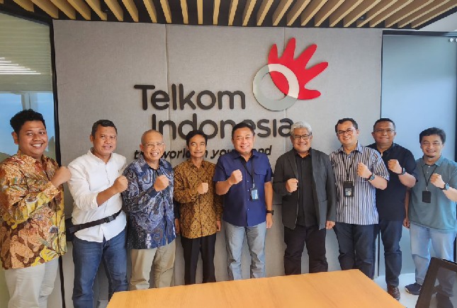 Direktur Utama Telkom Ririek Adriansyah dan Direktur Network and IT Solution Telkom Herlan Wijanarko saat pertemuan dengan Wakil Rektor Bidang Penelitian, Pengembangan Usaha, dan Kerja Sama UGM Dr. Danang Sri Hadmoko beserta jajaran