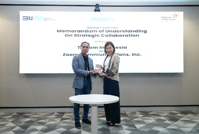 Direktur Group Business Development Telkom Honesti Basyir (kiri) dan Head of Zoom Indonesia, Malaysia, Filipina, dan Vietnam, Ka Yee Chan (kanan) di acara seremoni penandatanganan MoU antara PT Telkom Indonesia (Persero) Tbk (Telkom) dan Zoom Communications, Inc. (Zoom) yang berlangsung di Telkom Landmark Tower (TLT) Jakarta, beberapa waktu lalu.