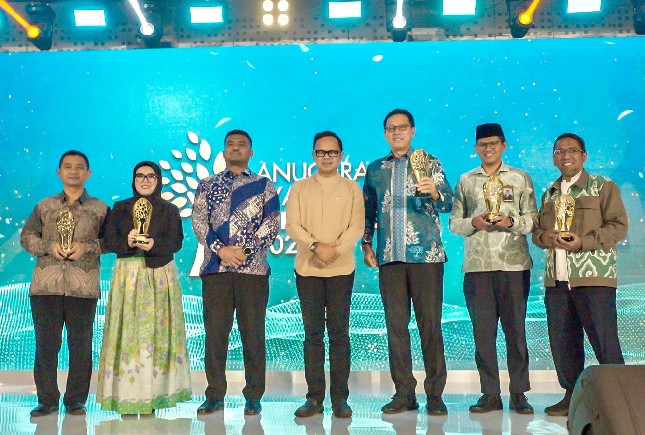 Prudential Syariah saat menerima penghargaan