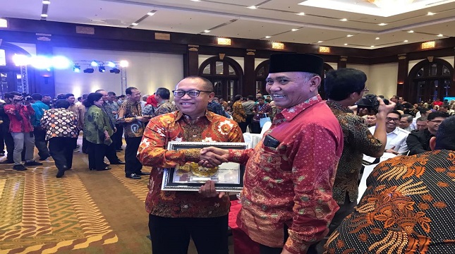 Direktur Utama BPJS Ketenagakerjaan, Agus Susanto menerima penghargaan dari Ketua KPK