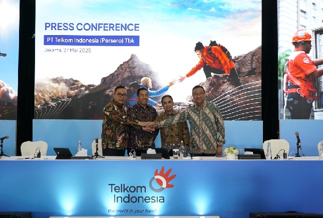 (kiri ke kanan) Direktur Human Capital Management Telkom Henry Christiadi, Wakil Direktur Utama Telkom Muhammad Awaluddin, Direktur Wholesale & International Service Telkom Honesti Basyir, dan Direktur Network Telkom Nanang Hendarno pada acara Rapat Umum Pemegang Saham Tahunan (RUPST) Tahun Buku 2024, di Jakarta, pada Selasa (27/5)