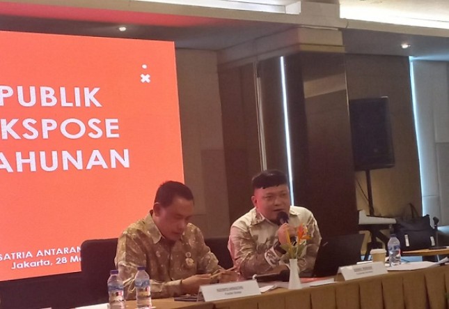 Dedi Parhan, Corporate Secretary PT Satria Antaran Prima Tbk (SAPX), didampingi oleh Presiden Direktur SAPX, Budianto Darmastono, sedang memberikan penjelasan kepada media usai RUPST yang diselenggarakan di Jakarta, Rabu (28/05/2025). (Foto: Humas SAPX)