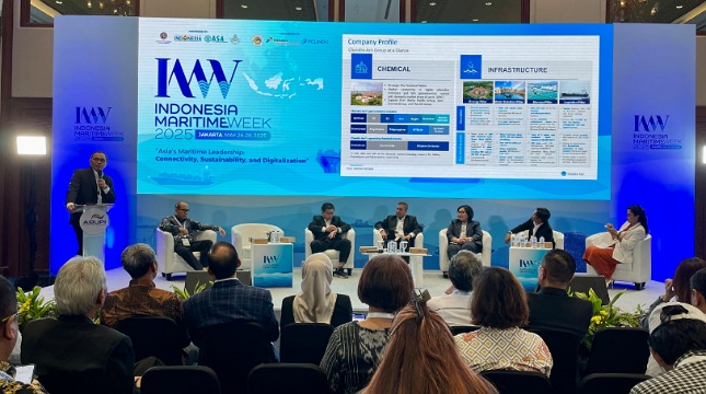 Director of Legal, External Affairsc& Circular Economy Chandra Asri Group, Edi Rivai saat memaparkan lini bisnis baru di ajang Indonesia Maritime Week (IMW) 2025