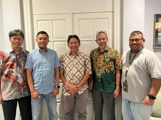 Bincang-bincang industri Satelit dengan para pengurus Asosiasi Satelit Indonesia (ASSI).; Firdaus Adi Nugroho, Kepala Bidang Media) ASSI dan Arifiandy Permata Veithzal, Kepala Bidang Kajian dan Pusat Data ASSI di acara diskusi terbatas dengan media di Jakarta, Sabtu, 31 Mei 2025. ASSI akan menyelenggarakan konferensi tahunan ke-21 Asia Pacific Satellite Conference (APSAT) pada 2-3 Juni 2025 di Jakarta.