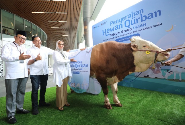 Direktur Utama Telkom Dian Siswarini menyerahkan hewan kurban pada acara Kegiatan seremonial penyerahan hewan kurban di Vertical Garden Telkom Hub pada Kamis (5/6).