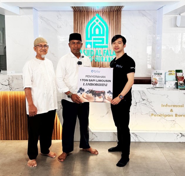 CEO Triv Gabriel Rey (paling kanan kaus hitam) berfoto bersama dengan pengurus Masjid Al-Falah, Surabaya saat menyerahkan sapi kurban secara simbolis.