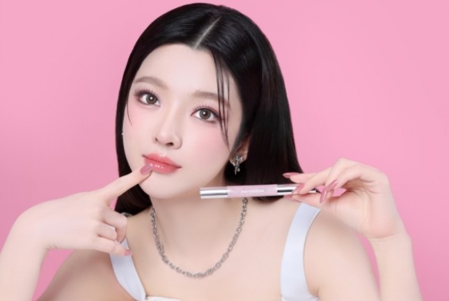 barenbliss luncurkan produk perawatan bibir Star-Glazing Steel Lipcerin .