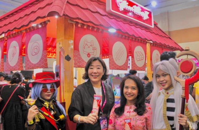Mari Hendro (Direktur PT Anime Festival Asia) dan Mulyarasti Soehoed (Head of Marketing Glico WINGS) Bersama Cosplayer di AFA Indonesia 2025