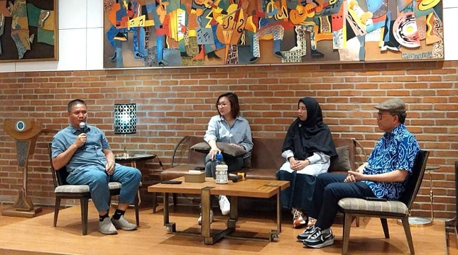 Ketua Umum HIMKI, Abdul Sobur saat berdiskusi dengan Wakil Menteri Ekonomi Kreatif (Wamenekraf) Irene Umar