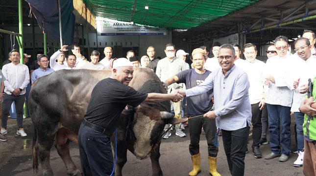 Direktur Utama PT Pegadaian Damar Latri Setiawan menyerahkan Hewan Kurban