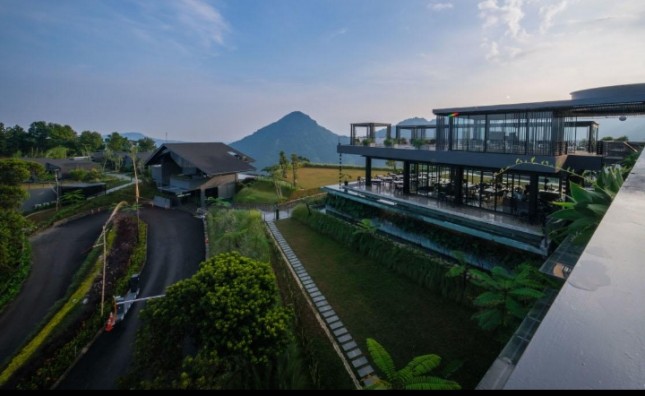 Sentul City, sebuah kawasan terpadu "kota pegunungan" yang menawarkan destinasi wisata hijau dan beragam wisata kuliner.