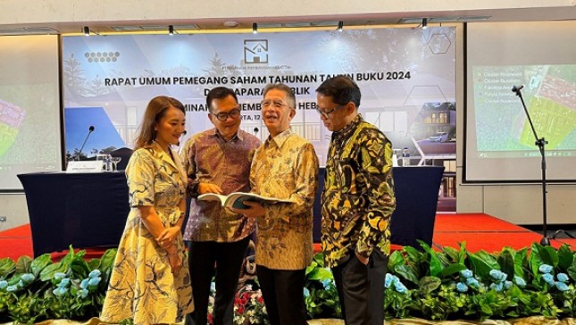 (Kiri-Kanan) Komisaris Independen PT Minahasa Membangun Hebat Tbk (HBAT), Fitria Ayu Febrianty; Komisaris Utama HBAT, Rommy Posma Leke; Direktur Utama HBAT, Go Ronny Nugroho; Direktur HBAT, Andrie Rianto. (Foto: Humas HBAT)