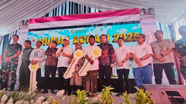 Prosesi penyerahan donasi 16 rumah gratis dari pengembang perumahan Pondok Taktakan Indah (Foto: Ridwan/Industry.co.id)