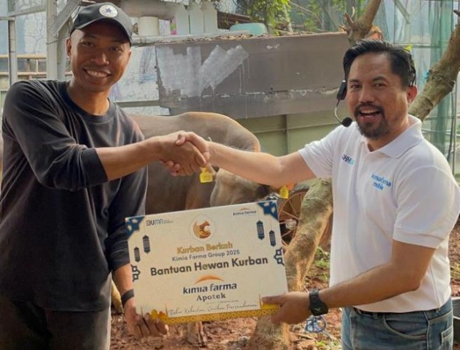 Penyerahan hewan kurban dari Kimia Farma Apotek.