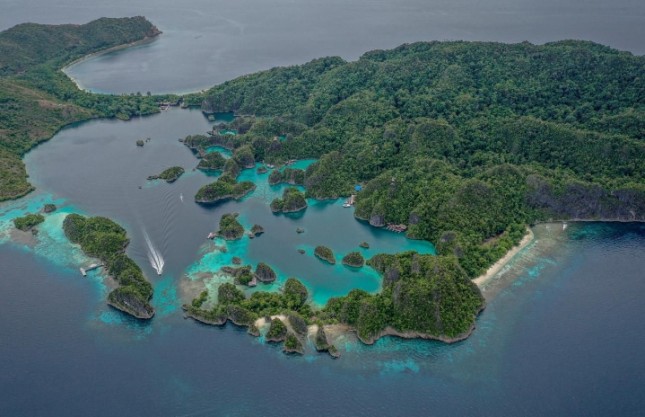 Raja Ampat, selain merupakan merupakan salah satu Destinasi Pariwisata Nasional Prioritas juga sekaligus bagian dari UNESCO Global Geoparks (UGGp).