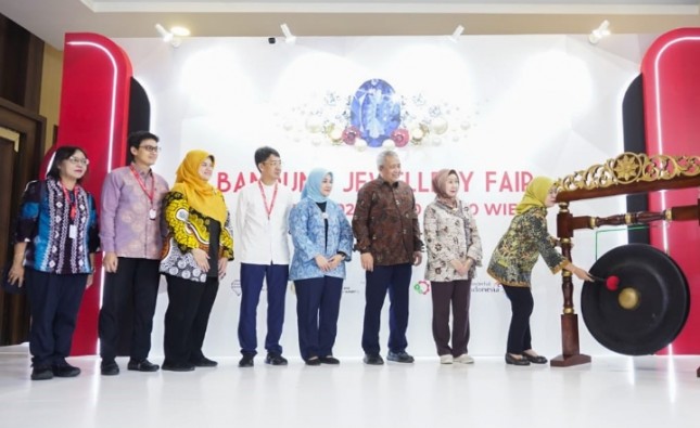 Dirjen IKMA Kemenperin, Reni Yanita membuka resmi penyelenggaraan Bandung Jewellery Fair (BJF) 2025, kolaborasi dengan Asosiasi Pengusaha Emas dan Permata Indonesia (APEPI) yang berlangsung pada 5–8 Juni 2025 di Sudirman Grand Ballroom, Bandung.