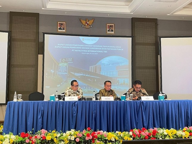 Dari Kiri ke Kanan: Tomi Tris, Direktur merangkap Corporate Secretary PT Hotel Fitra International Tbk (FITT); Joni Rizal, Direktur Utama FITT; dan Sukino, Direktur FITT. (Foto: Humas FITT)