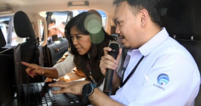 Menteri Komunikasi dan Digital Meutya Hafid saat mengunjungi Balmon Spektrum Frekuensi Radio Makassar di Gowa, Sulawesi Selatan, Senin (16/06/2025) mengatakan Balmon berperan penting dalam menjaga kestabilan komunikasi, terutama saat masa kritis seperti mudik Lebaran. Foto: Dok Kemkomdigi