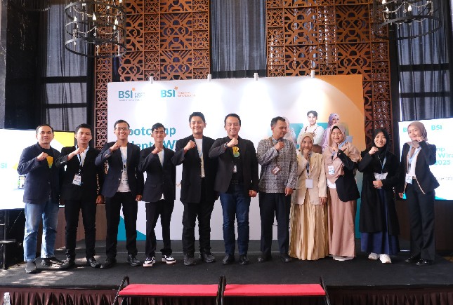 SVP SME Business Group PT Bank Syariah Indonesia Tbk (BSI) Rizqi Widayat (tengah) bersama para finalis bootcamp peserta Talenta Wirausaha BSI. Sebanyak 48 UMKM terpilih dari 9600 pendaftar akan mendapatkan pelatihan peningkatan kapasitas usaha agar menjadi UMKM yang handal.