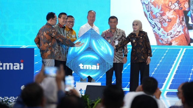 Menperin Agus Gumiwang Kartasasmita meresmikan pabrik Panel Surya milik TMAI di Kawasan industri Kendal 