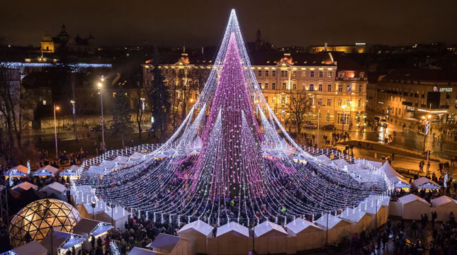 Pohon Natal Raksasa di Vilnius, Ibu kota Lituania (Foto:Saulius i&#363;ra/boredpanda)