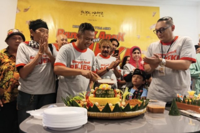 Rumah produksi Black White Picture meluncurkan film Banyak Anak Banyak Rejeki