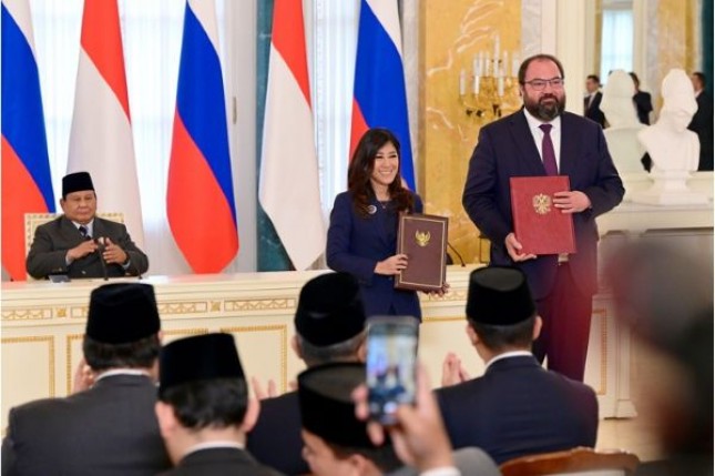 Prosesi serah terima penyerahan dokumen Memorandum Saling Pengertian (MoU) antara Kementerian Komunikasi dan Digital Republik Indonesia dan Kementerian Pengembangan Digital, Komunikasi, dan Media Massa Federasi Rusia, Istana Konstantinovsky, St. Petersburg, Rusia, Kamis (19/6/2025). Menteri Komunikasi dan Digital RI, Meutya Hafid, menyatakan bahwa kerja sama ini tidak berhenti pada penandatanganan, tetapi segera masuk tahap pelaksanaan. Foto: Dok. Humas Kemkomdigi
