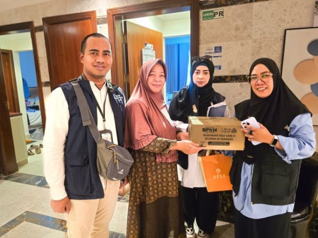 Mekkah, 20 Juni 2025 – Pemberian makan kepada jemaah haji pada tanggal 14–15 Dzulhijjah setelah Arafah, Muzdalifah, dan Mina (Armuzna) menjadi salah satu inovasi penting dalam penyelenggaraan haji tahun ini. Meski diwarnai sejumlah tantangan teknis, Ikatan Persaudaraan Haji Indonesia (IPHI) menilai langkah tersebut sebagai terobosan positif yang perlu terus dikembangkan ke depan.