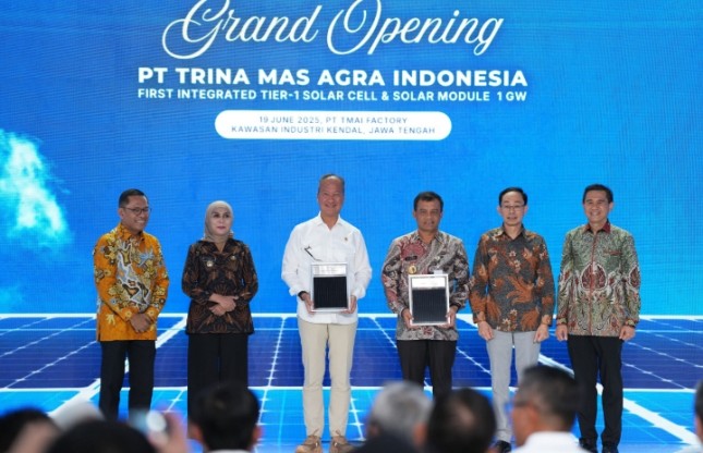 Menteri Perindustrian Agus Gumiwang Kartasasmita pada Grand Opening Pabrik Panel Surya PT Trina Mas Agra Indonesia (TMAI) di Kawasan Ekonomi Khusus (KEK) Kendal, Jawa Tengah, Kamis (19/6).