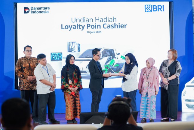 Bank Rakyat Indonesia Tbk saat memberikan hadiah ke Nasabah