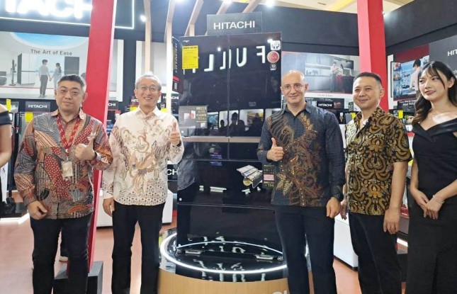 Kulkas premium Hitachi Made in Japan Series R-GW670TN XK diluncurkan di Pekan Raya Jakarta 2025.