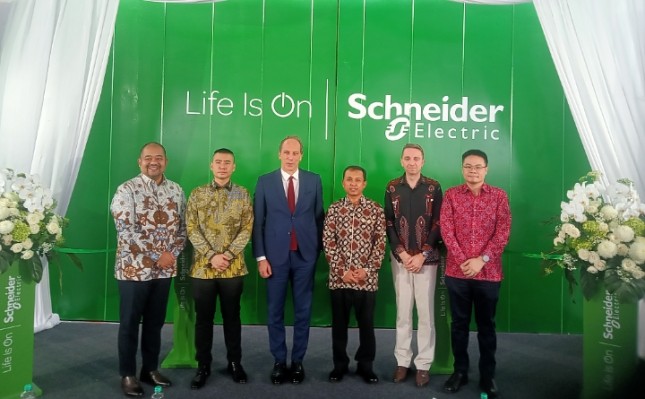 Peresmian Pabrik baru Schneider Electric Indonesia (SEC3) di kawasan East Jakarta Industrial Park (EJIP) Cikarang, Bekasi-Jawa Barat.