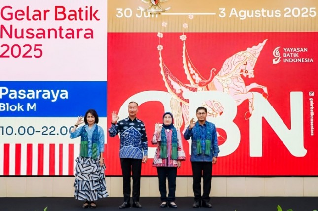Menteri Perindustrian Agus Gumiwang Kartasasmita pada Kick-Off Hari Batik Nasional 2025 di Jakarta, Rabu (25/6).