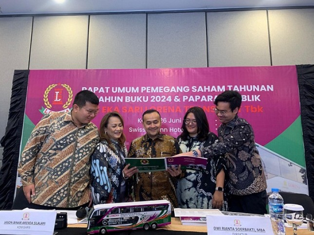 Manajemen PT Eka Sari Lorena Transport Tbk (LRNA) berfoto bersama usai RUPST di Bogor. Dari kiri ke kanan adalah Komisaris, Jason Binar Arenda Silalahi; Corporate Secretary, Herlisa Dessy H. Silalahi; Direktur, Dwi Rianta Soerbakti; Komisaris, Lorena Latersia T. Silalahi; Komisaris (baru diangkat), Dante Rebuena Toman Surbakti. (Foto: Humas LRNA)