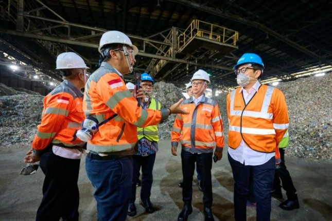 Wakil Menteri Perindustrian, Faisol Riza (kanan) didampingi Direktur Utama SIG, Indrieffouny Indra (kedua kanan) mengunjungi green zone yang merupakan fasilitas pengelolaan limbah terbesar se-Asia Tenggara di area Pabrik Narogong, Jawa Barat, pada Senin (23/6/2025).