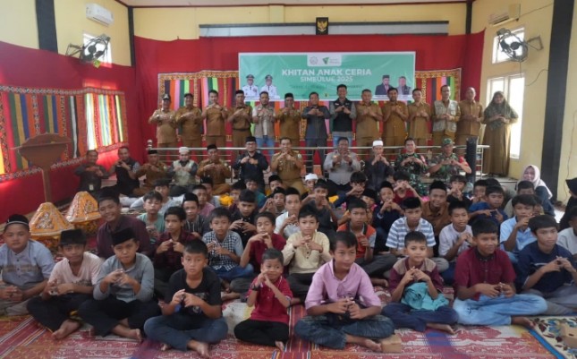 Ratusan anak-anak mengikuti khitanan massal yang digelar oleh Dompet Dhuafa berkerjasama dengan Baitul Mal Simeuleu, Aceh.