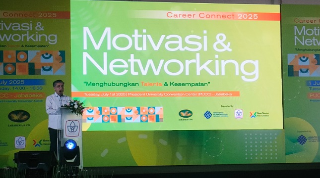 Menteri Ketenagakerjaan (Menaker) Yasserli saat menghadiri gelaran Career Connect 2025 yang diselenggarakan oleh Jababeka