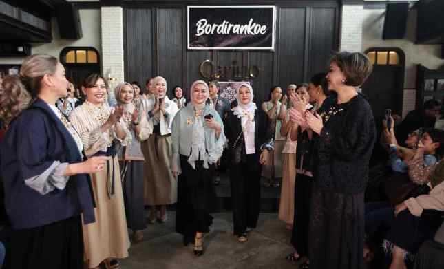 Nia G. Krisna dan Dian Siska Andarwan (tengah), founder Bordirankoe pada saat Brand Launching by Bordirankoe