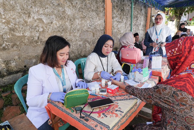 Kegiatan pemeriksaan kesehatan gratis (Mini MCU) pada acara Tanggung Jawab Sosial & Lingkungan (TJSL) AdMedika di wilayah Kampung Rambutan, Kelurahan Sempur, Kota Bogor, Kamis (26/6).