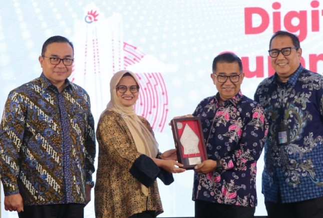 Direktur Utama Telkom Dian Siswarini (kedua dari kiri) saat menyerahkan cinderamata kepada Direktur Jenderal Otonomi Daerah Kemendagri Dr. Akmal Malik, M.Si. (kedua dari kanan), didampingi oleh Direktur Human Capital Management Telkom Henry Christiadi (paling kiri) dan EVP Telkom Regional IV Kalimantan Rachmad Dwi Hartanto (paling kanan).