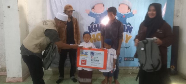 Peserta Sunat Masal bersama Jufi dan Lembaga Zakat di Bandung, Minggu (6/7/2025).