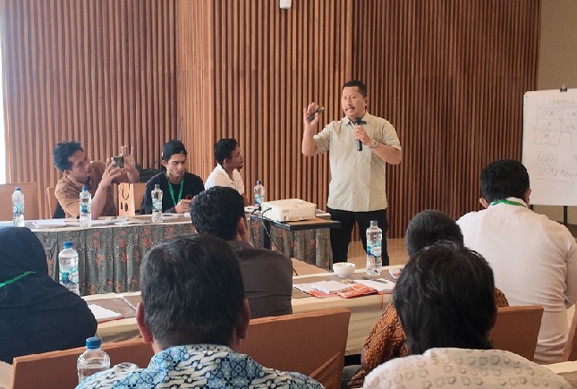 foto: Kegiatan pembelajaran di kelas yang disampaikan langsung oleh praktisi kebun dari Akademi Komunitas Perkebunan Yogyakarta (AKPY), dalam pelatihan petani sawit program pengembangan SDM PKS 2025, di Makassar.(dok/AKPY)