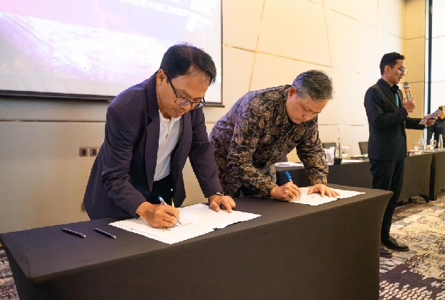 CEO NeutraDC Nxera Batam Indrama YM Purba (kiri), dengan Director, Chief Commercial and Business Development Officer PT Medco Power Femi Firsadi Sastrena (kanan), melakukan penandatanganan MoU terkait implementasi penggunaan energi terbarukan untuk operasional data center, di Batam, Senin (7/7).