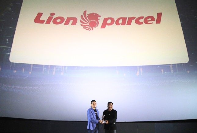 Perwakilan Lion Parcel (kanan) menerima penghargaan Marketeers OMNI Brands of the Year 2025 pada kategori "Retail Sales in Omnichannel" dari Iwan Setiawan, CEO MarkPlus, Inc. dan Marketeers (kiri)