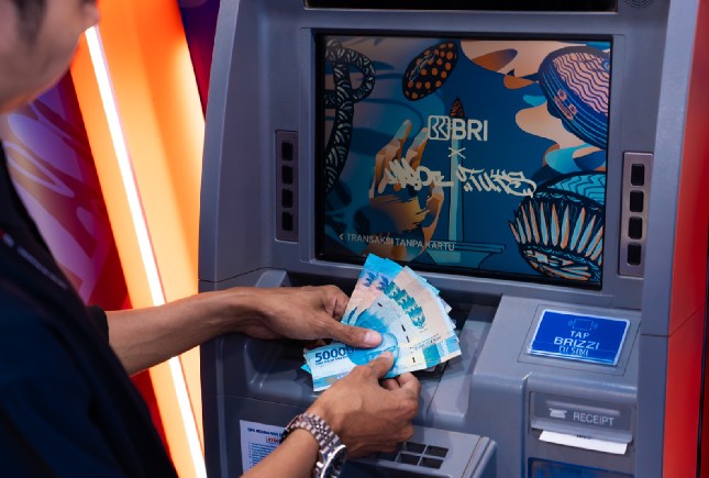 Nasabah BRI mengambil uang di mesin ATM