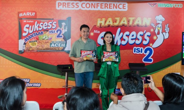 Ferdiansyah Hardianto, Senior Brand Manager Mie Sukses’s dan Wika Salim, Brand Ambassador Mie Sukses's