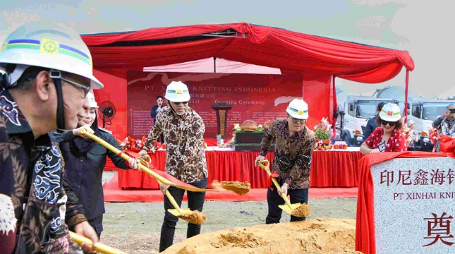 Wamenperin Faisol Riza saat melakukan peletakan batu pertama pabrik PT Xinhai Knitting Indonesia dan H&M di Brebes