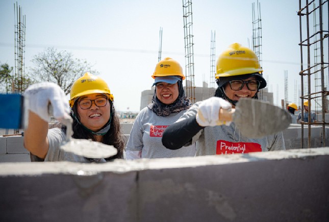 Lebih dari lima puluh relawan PRUVolunteers, yaitu para karyawan dan tenaga pemasar Prudential Indonesia, ikut terjun dalam kegiatan pembangunan rumah bagi para penerima manfaat program Desa Maju Prudential di Kampung Tanjung Kait