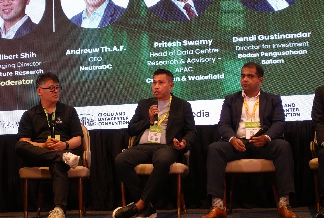 CEO NeutraDC Group Andreuw Th.AF (kedua dari kiri) saat panel diskusi pada acara SIJORI - Cloud and Datacenter Convention 2025, di Singapura, Kamis (10/7).