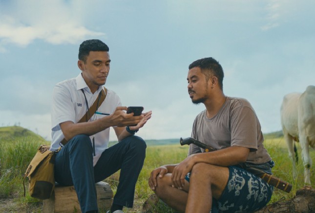 Pegawai BRI menjelaskan produk keuangan ke Nasabah